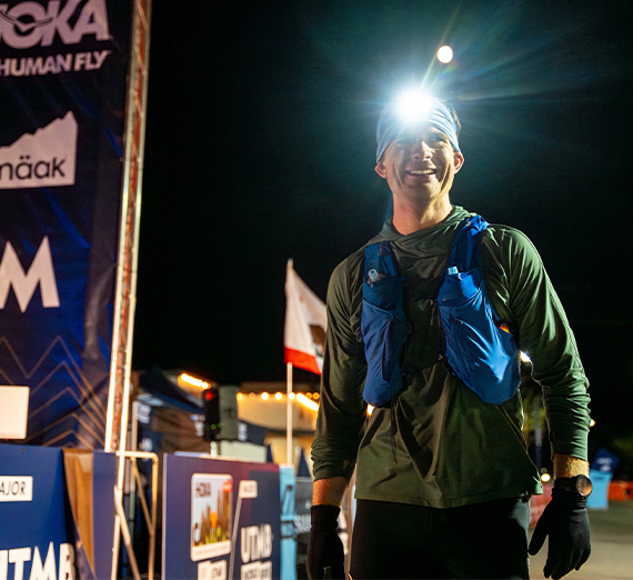 Dos mujeres y dos hombres están de pie en unas escaleras